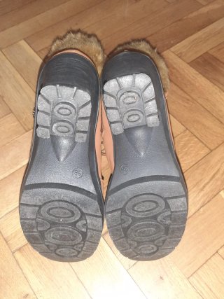 Botas marrones con pelo y tacón