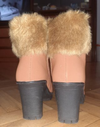 Botas marrones con pelo y tacón