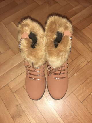 Botas marrones con pelo y tacón