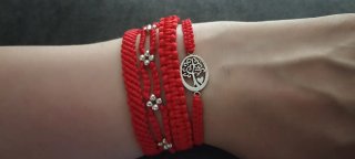 4 Pulseras Rojas con Dijes Plateados