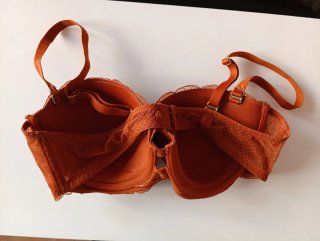 Sujetador naranja con encaje