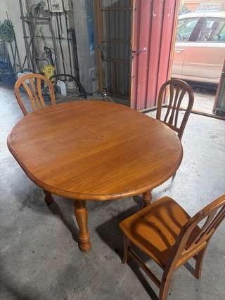 Mesa redonda de madera con 3 sillas (negociable)
