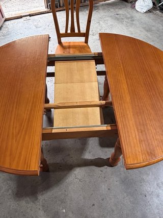 Mesa redonda de madera con 3 sillas (negociable)