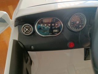 Coche eléctrico infantil blanco