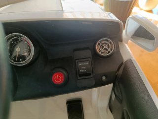 Coche eléctrico infantil blanco