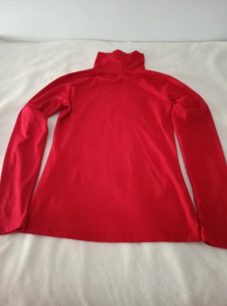 Camiseta roja cuello alto manga larga