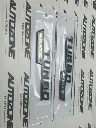 Emblema Mercedes Turbo 4MATIC+ negro para aletas