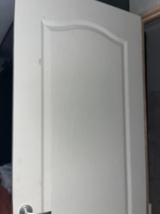 Puerta de habitación blanca
