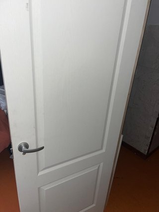 Puerta de habitación blanca