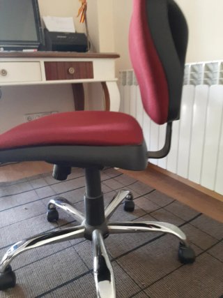 Silla de estudio u oficina granate y plateada.