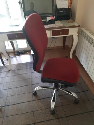 Silla de estudio u oficina granate y plateada.