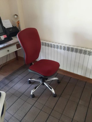 Silla de estudio u oficina granate y plateada.