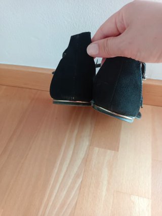Sandalias Stradivarius Negras Tira Dorada