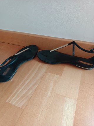 Sandalias Stradivarius Negras Tira Dorada
