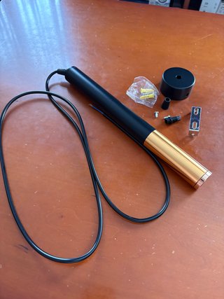 Lámpara Colgante Tubo Negro y Dorado