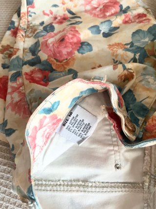 Pantalón pitillo estampado floral