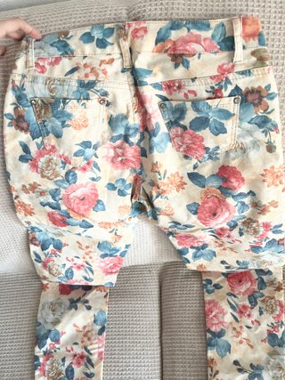 Pantalón pitillo estampado floral