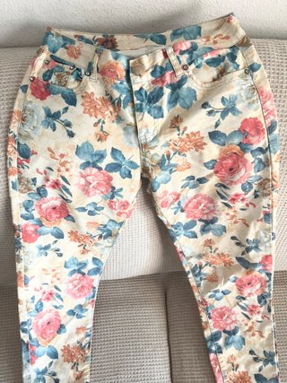 Pantalón pitillo estampado floral