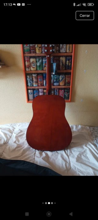 Guitarra Acústica con etiquetas