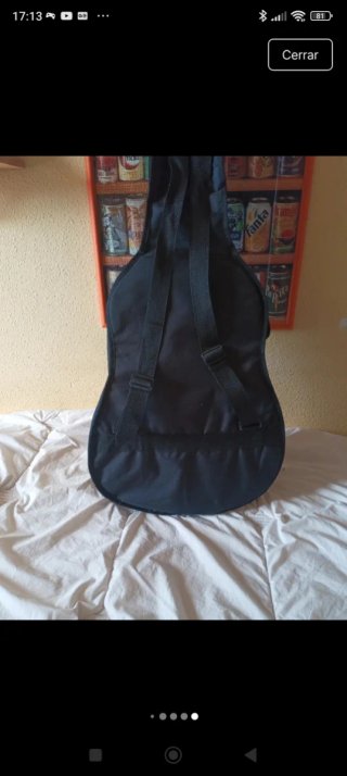 Guitarra Acústica con etiquetas