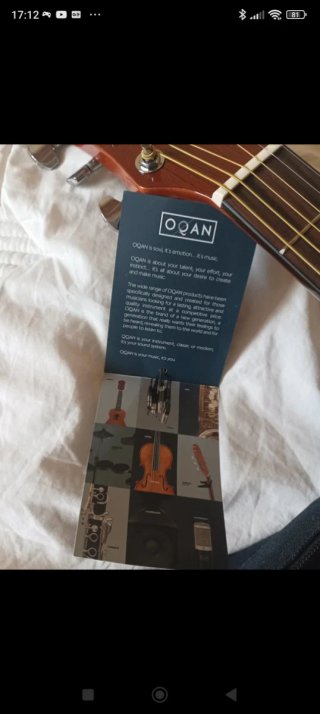 Guitarra Acústica con etiquetas