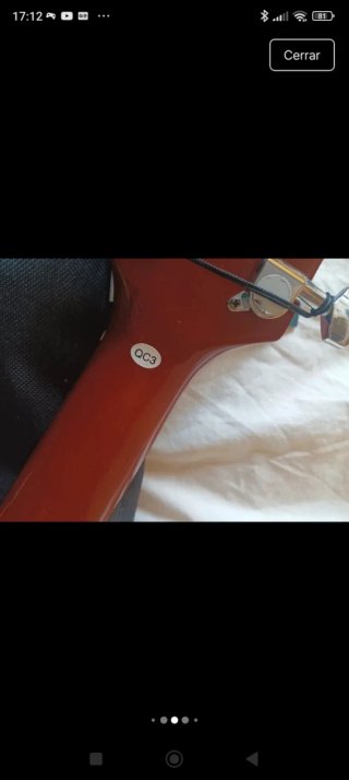 Guitarra Acústica con etiquetas