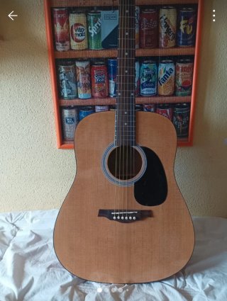 Guitarra Acústica con etiquetas