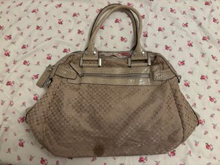 Bolso Guess Beige con Tachuelas