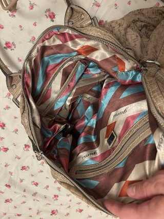 Bolso Guess Beige con Tachuelas