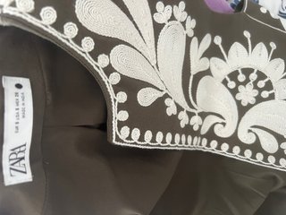 Chaleco Zara bordado verde y blanco Talla M