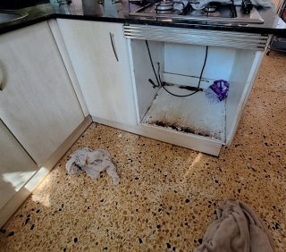 Cocina modular beige y negra con mármol.