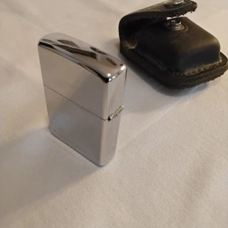Accendino Zippo vintage con custodia in pelle