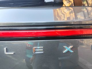Piloto trasero central para Lexus NX 2022