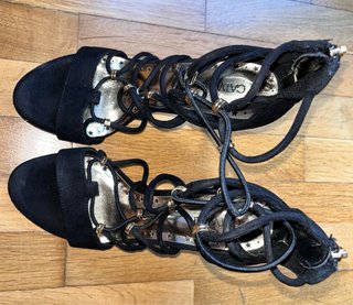 Tacones negros altos con tiras