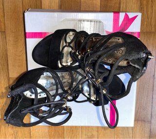 Tacones negros altos con tiras