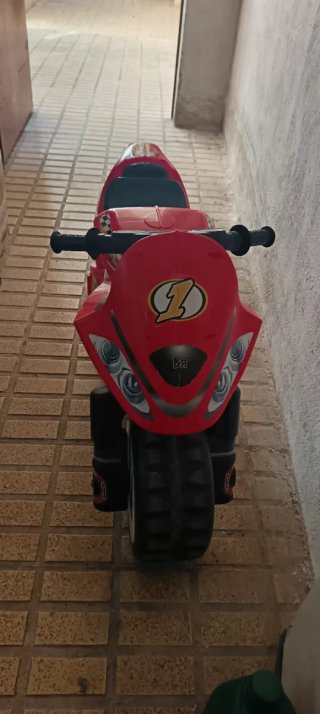 Moto correpasillos roja