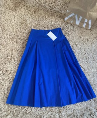 Falda midi Zara. A estrenar.