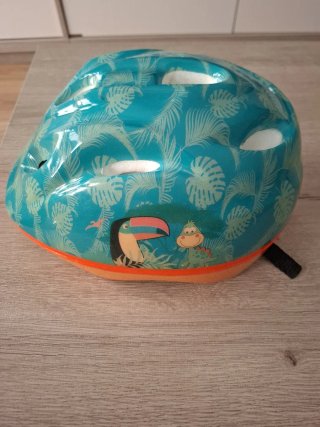Casco infantil con diseño de hojas