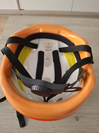 Casco infantil con diseño de hojas