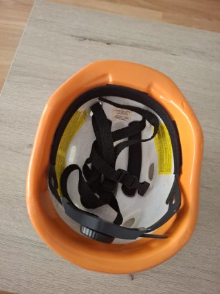 Casco infantil con diseño de hojas