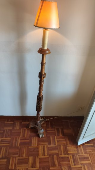Lámpara de pie de madera tallada