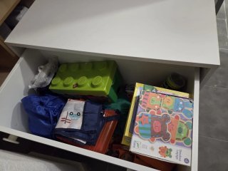 Baúl infantil blanco con detalles naranjas