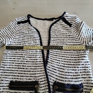 Chaqueta de punto blanca y negra