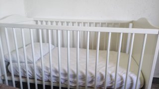 Cuna con colchón y almohada de bebé blanca