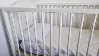 Cuna con colchón y almohada de bebé blanca
