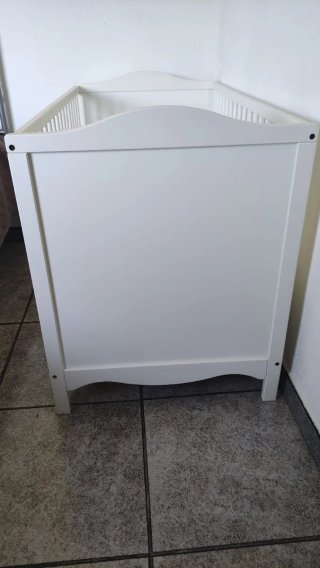 Cuna con colchón y almohada de bebé blanca