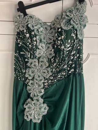Vestido elegante verde con pedrería