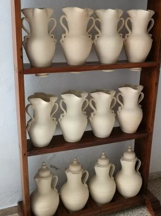 Mueble Jarrero con 16 Jarras Beige