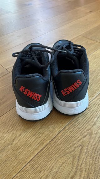Zapatillas deportivas de padel  negras y blancas