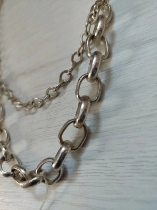 Collar de metal plateado